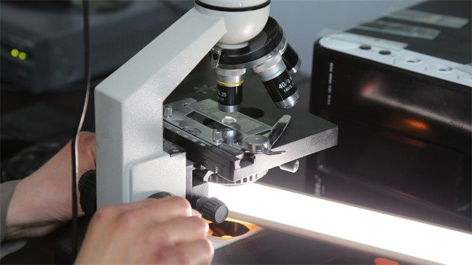 Optical microscope inspection of diamond microcrystals